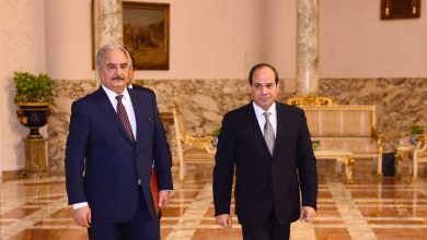 الرئيس المصري إلى جانب الجنرال المتقاعد خليفة حفتر