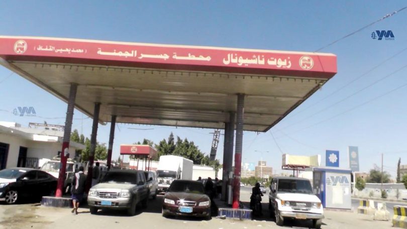 الحكومة اليمنية تضع مستوردي الوقود المرتبطين بالحوثيين في “القوائم السوداء”