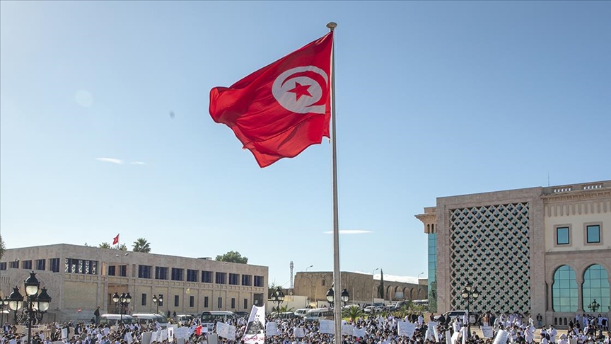 تونس.. احتجاجات ليلية وصدامات مع الأمن رفضا لتدابير كورونا 