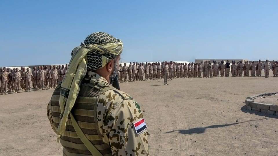 قراءة في دلالة التوقيت لعودة قيادات من قوات “طارق صالح” إلى الحوثيين