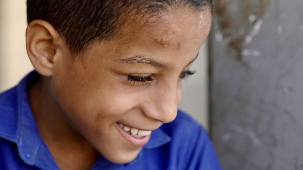 قصة كفيف يمني يبلغ 9 سنوات ويدرس قرب خط القتال