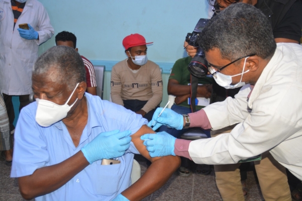“حضرموت اليمنية” تبدأ حملة تطعيم ضد فيروس “كورونا”
