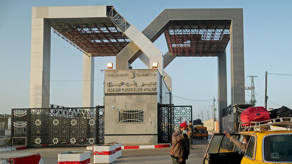 (وكالة): مصر تفتح معبر رفح الحدودي مع غزة وترسل سيارات إسعاف