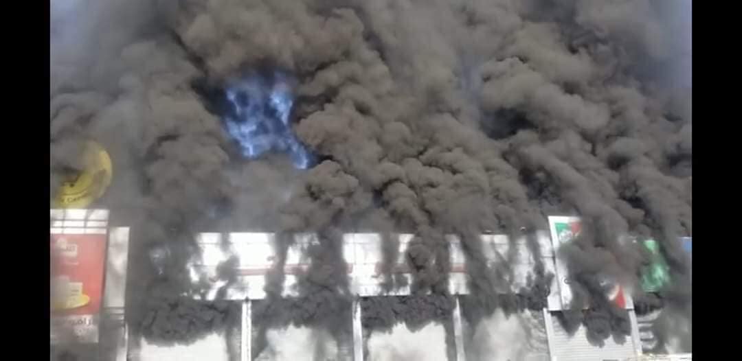 حريق يلتهم مركز تجاري جنوبي صنعاء
