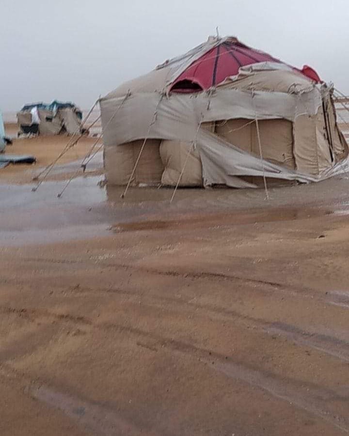 الأمطار تجرف مخيمات النازحين في الجوف ومأرب وتغمر وديان وطرقات بـ أبين