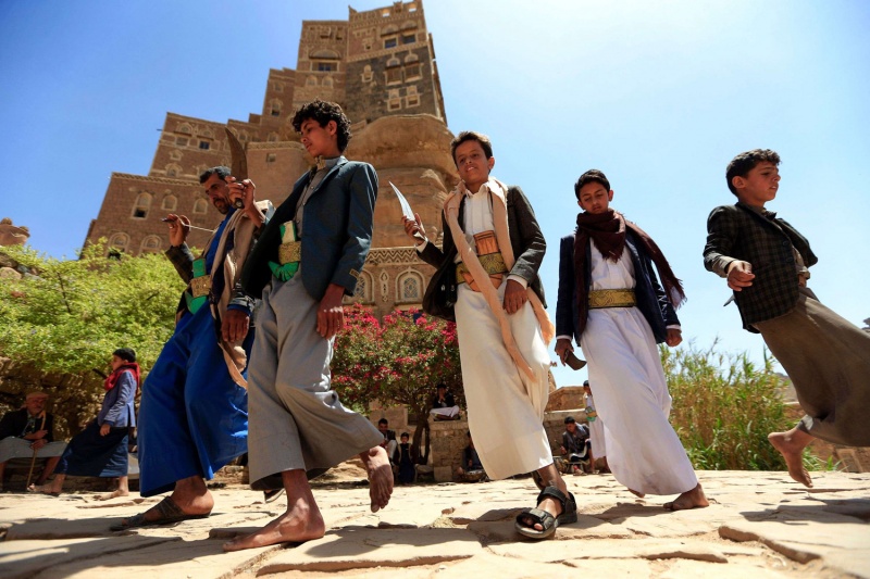 رقصة البرع تتجاهل أزيز الحرب اليمني