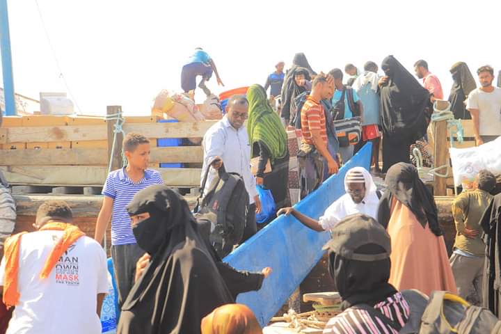 وصول عشرات اللاجئين اليمنيين إلى مدينة “بوصاصو” الصومالية