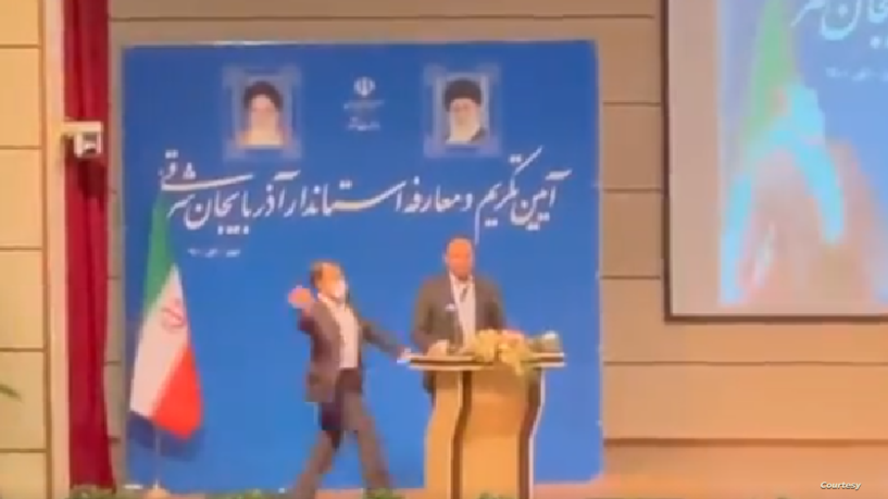 لطمة مدوية على وجه مسؤول إيراني بارز خلال حفل تنصيبه (فيديو)