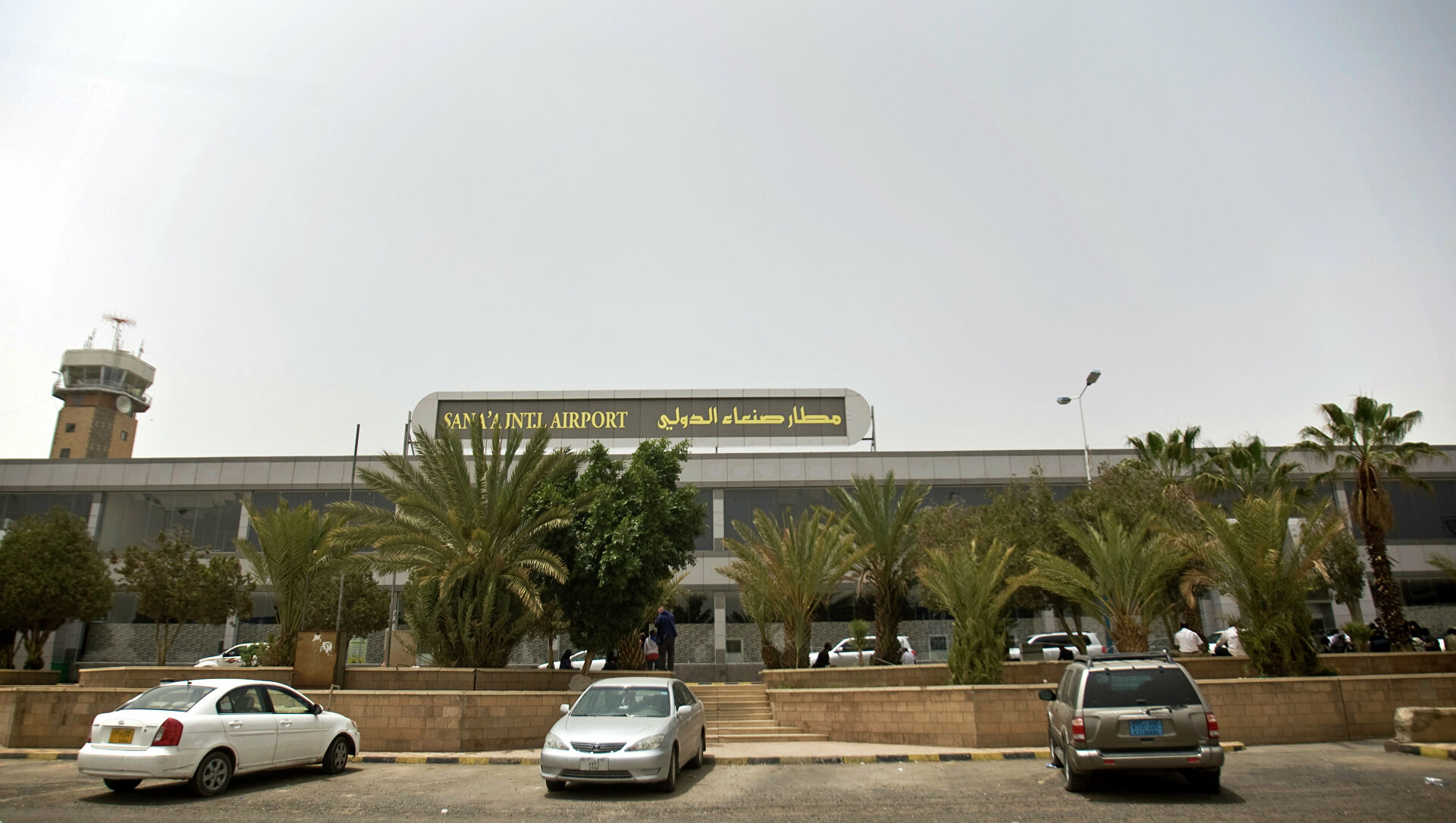 التحالف يعلن “إسقاط الحماية” عن مواقع في مطار صنعاء بالتزامن مع هجمات جوية