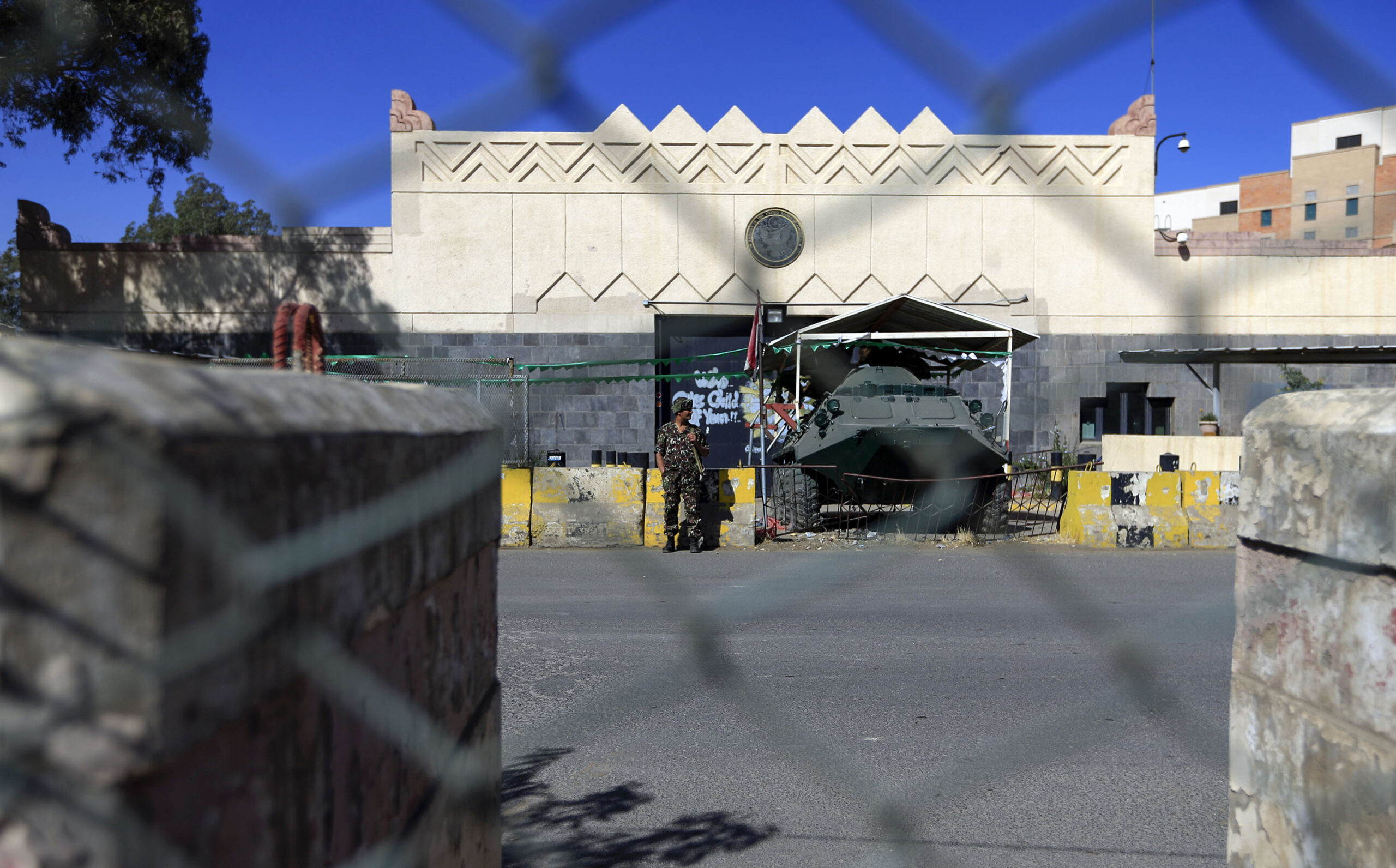 السفارة الأمريكية لدى اليمن تعلن فتح قنصلية بـ”عدن”