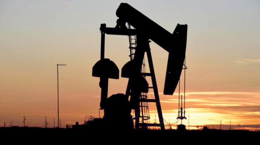 النفط يرتفع بعد تمديد السعودية الخفض الطوعي لإنتاجها