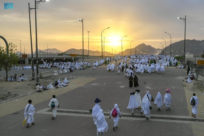 حجاج بيت الله ينفرون إلى مزدلفة ثم منى بعد الوقوف على صعيد عرفات