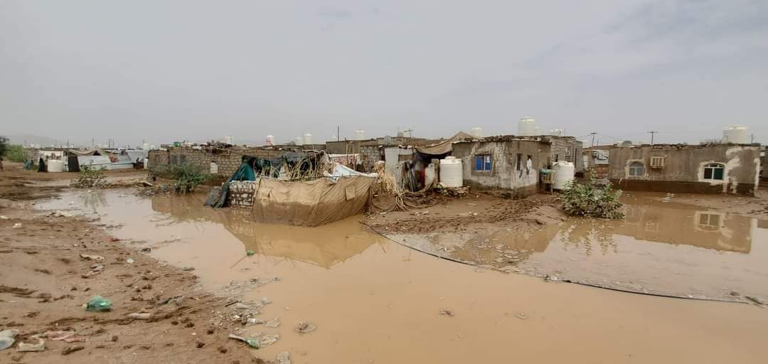تقرير حكومي: تضرر تسعة آلاف أسرة نازحة جراء السيول في مأرب