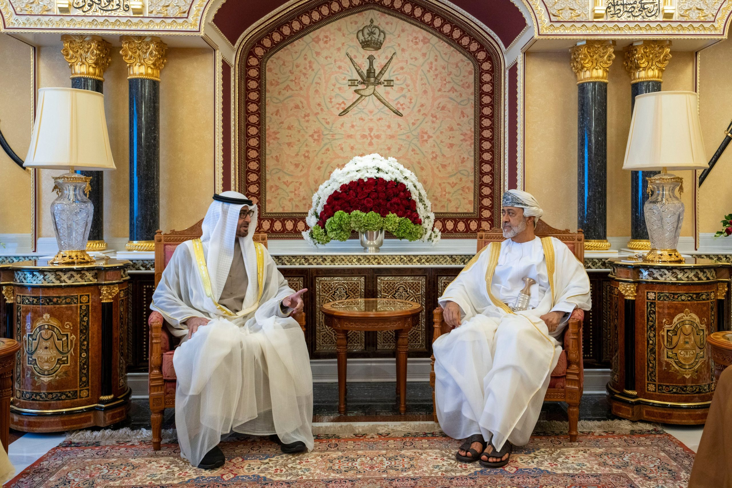 الرئيس الإماراتي وسلطان عُمان يؤكدان سعيهما لتعزيز التعاون وتنسيق المواقف