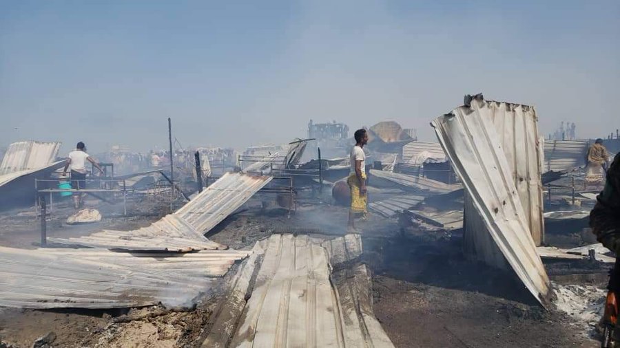 حريق يلتهم مأوى خمس أسر في أحد مخيمات النازحين شرقي اليمن