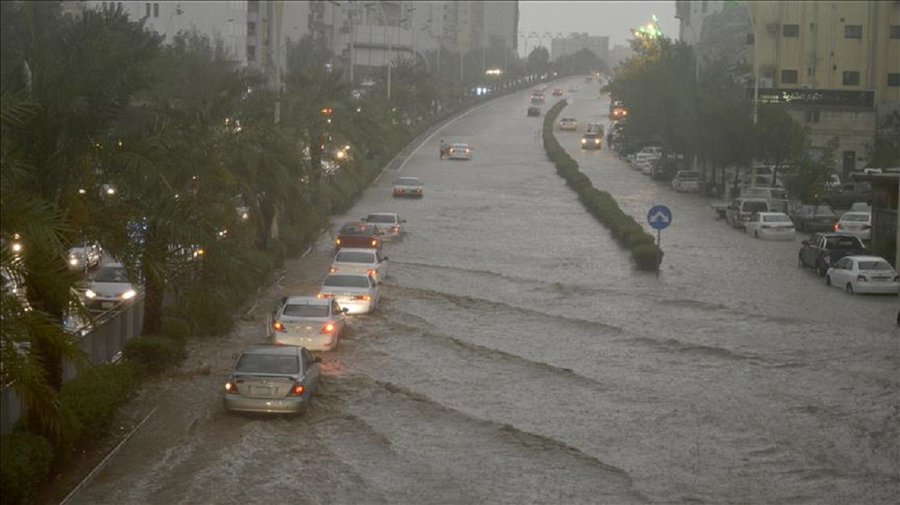 أمطار غزيرة بالسعودية تتسبّب في وفاة شخصين وتعليق الدراسة