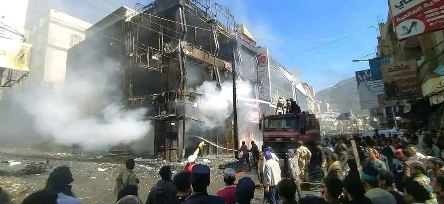 حريق هائل يلتهم محلات تجارية وسط مدينة إب