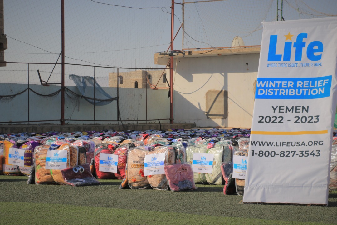 مؤسسة “الحياة” توزع الحقيبة الشتوية لنحو 280 أسرة نازحة في مأرب