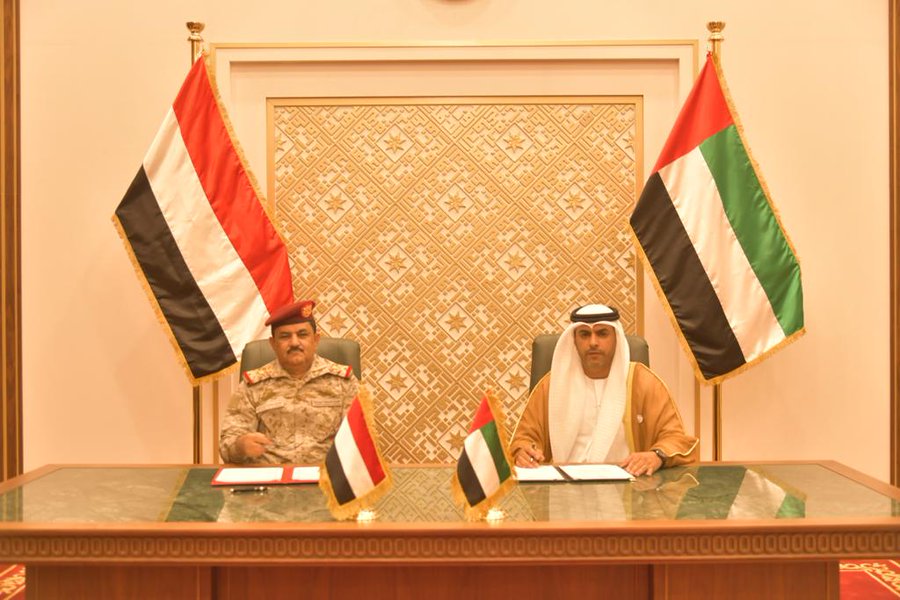 وزير الدفاع اليمني يوقع مع وزير “العدل” الإماراتي اتفاقية للتعاون العسكري