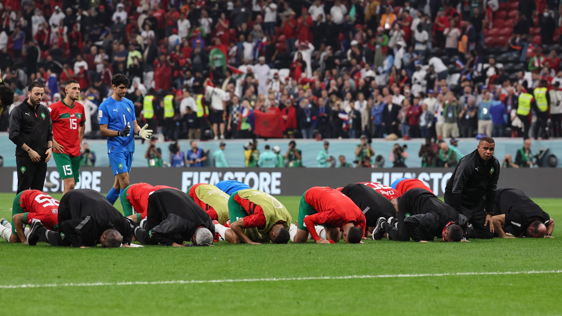 صحيفة بريطانية: فخر المغاربة بالإسلام خلال كأس العالم “يجب أن يلهمنا جميعا”