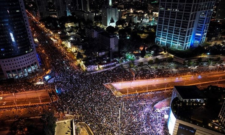 عشرات آلاف الإسرائيليين يتظاهرون ضد حكومة نتنياهو في تل أبيب