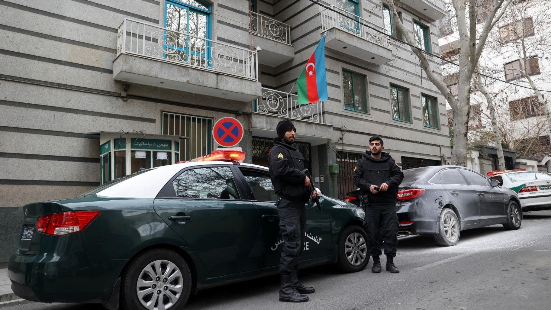 قتيل وجريحان في هجوم على سفارة أذربيجان في طهران