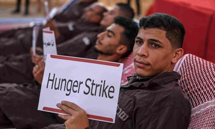 الأسرى الفلسطينيون في سجون الاحتلال يستعدون لإضراب “الأول من رمضان” عن الطعام