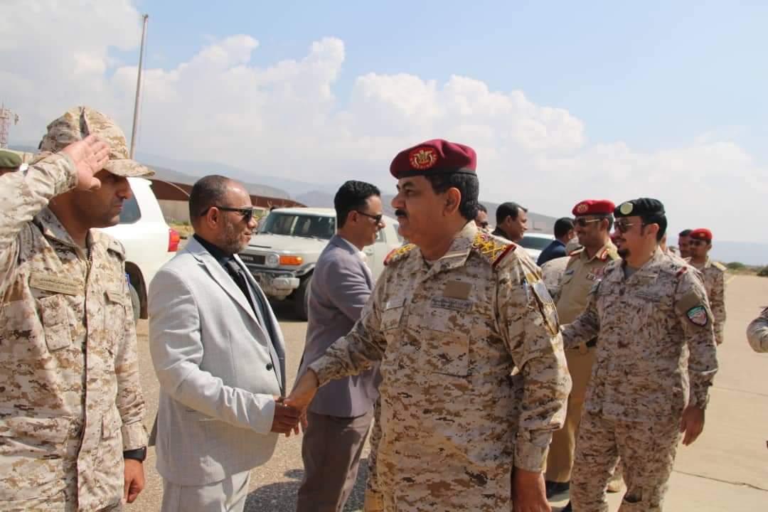 رفقة وفد من قيادة التحالف.. وزير الدفاع اليمني يصل سقطرى للمرة الأولى
