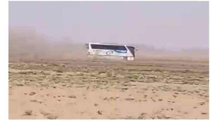 الحوثيون يستهدفون حافلة تقل معتمرين على الطريق الصحراوي بالجوف وسقوط إصابات