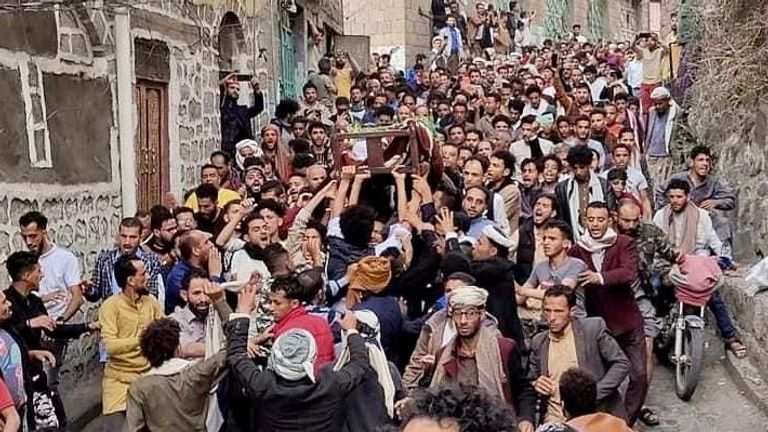 ناشطون ومسؤولون يمنيون يعتبرون جنازة الناشط “المكحل” شرارة انتفاضة ضد الحوثيين