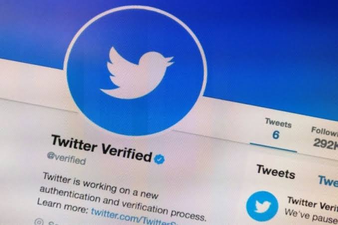 “تويتر” تعتزم إلغاء شارة التوثيق الزرقاء المجانية للمستخدمين الأسبوع المقبل