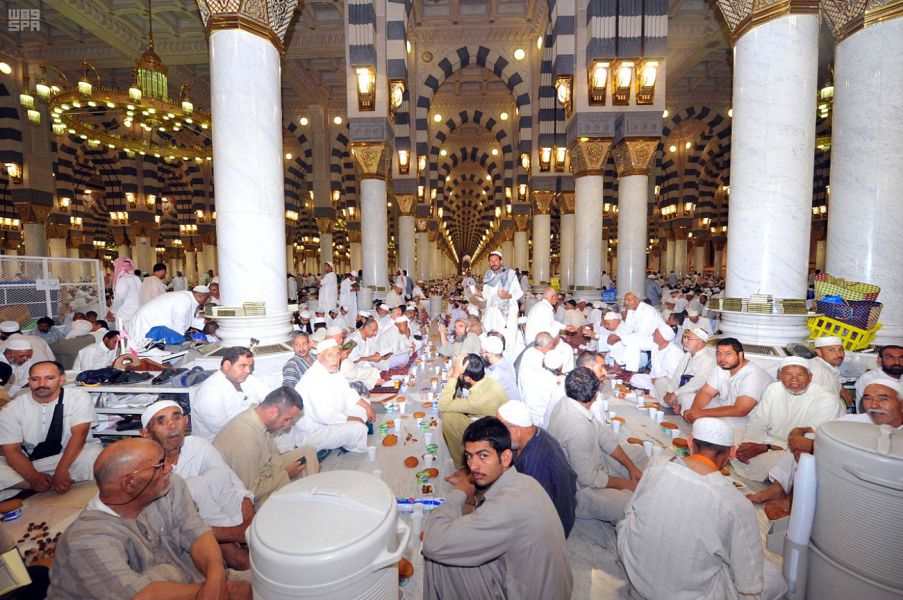 السعودية تسمح بإقامة موائد الإفطار وتمنع التصوير وبث الصلوات خلال رمضان
