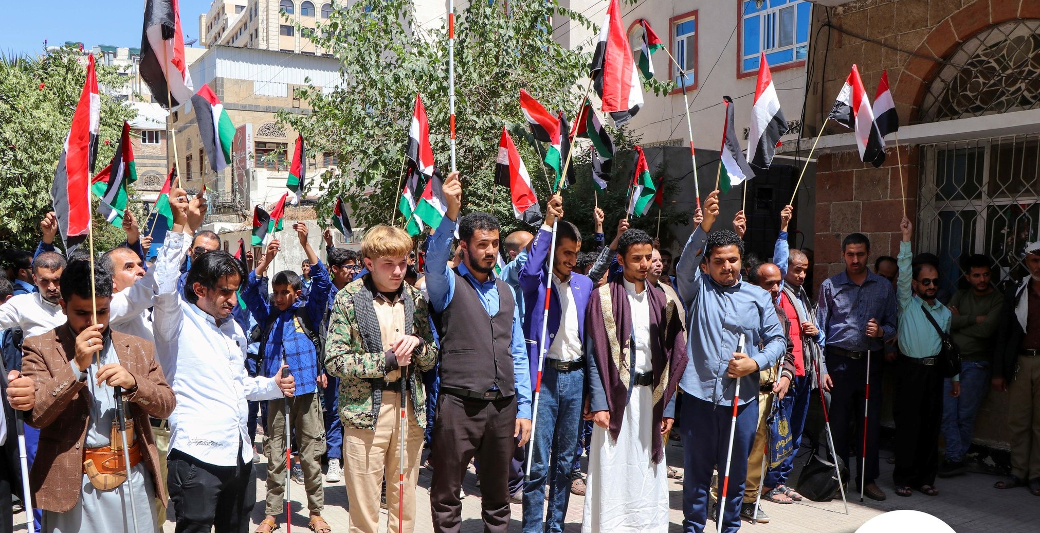 المكفوفون في اليمن يعلنون تضامنهم مع العصا البيضاء في قطاع غزة