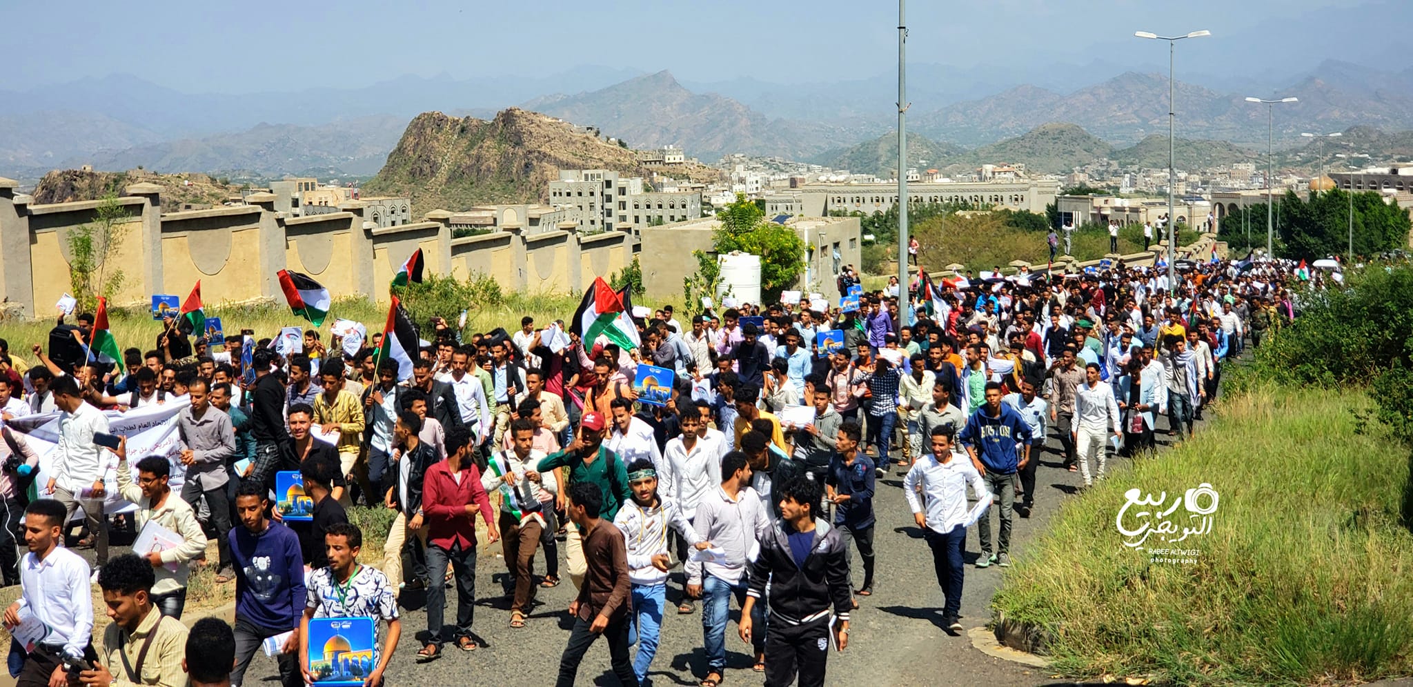 طلاب جامعة تعز يخرجون في مظاهرة حاشدة تضامنا مع قطاع غزة