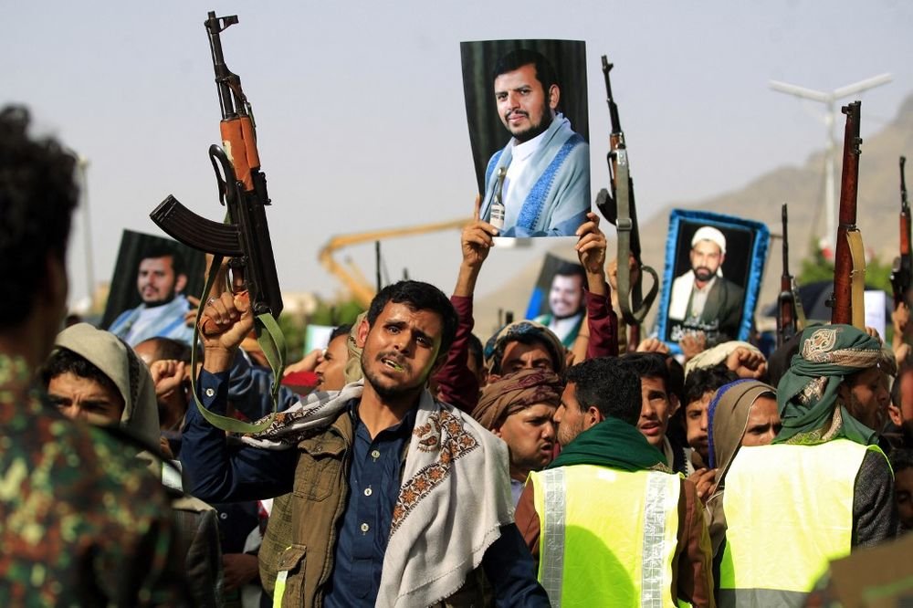 سيناتور جمهوري يطالب بايدن بمهاجمة الحوثيين لاستعادة الردع