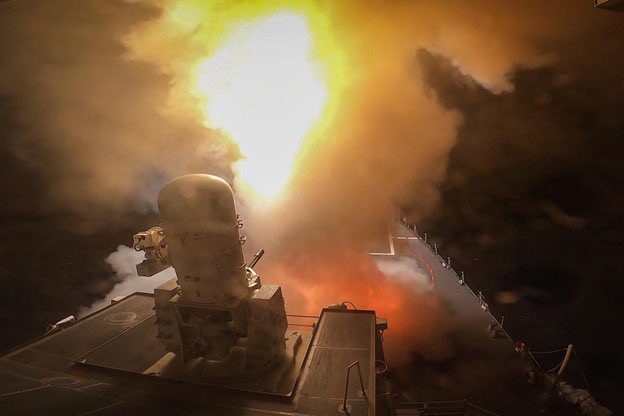 “البنتاغون”: إطلاق صواريخ ومسيرات من اليمن على مدمرة أمريكية وسفن تجارية بالبحر الأحمر