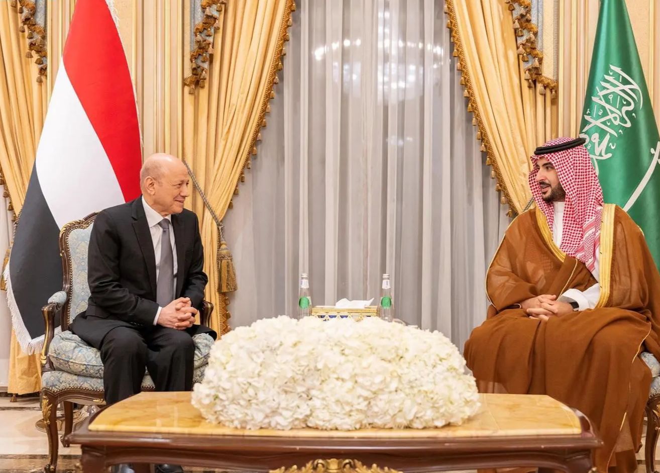 وزير الدفاع السعودي يبحث مع مجلس الرئاسة اليمني “مسار السلام”