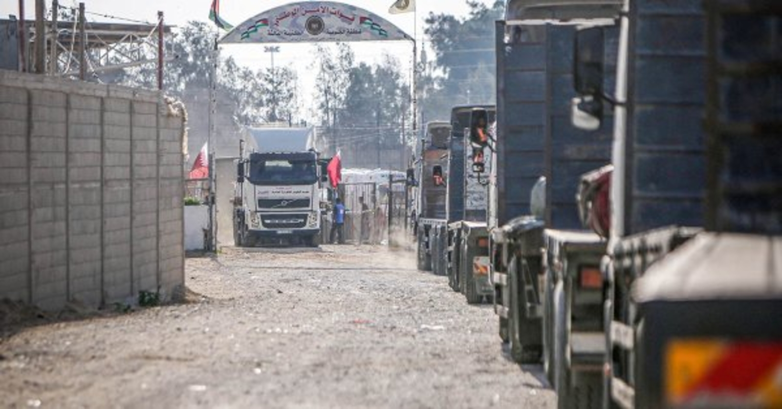 دخول أول شاحنة وقود إلى قطاع غزة منذ بدء الحرب عبر معبر رفح