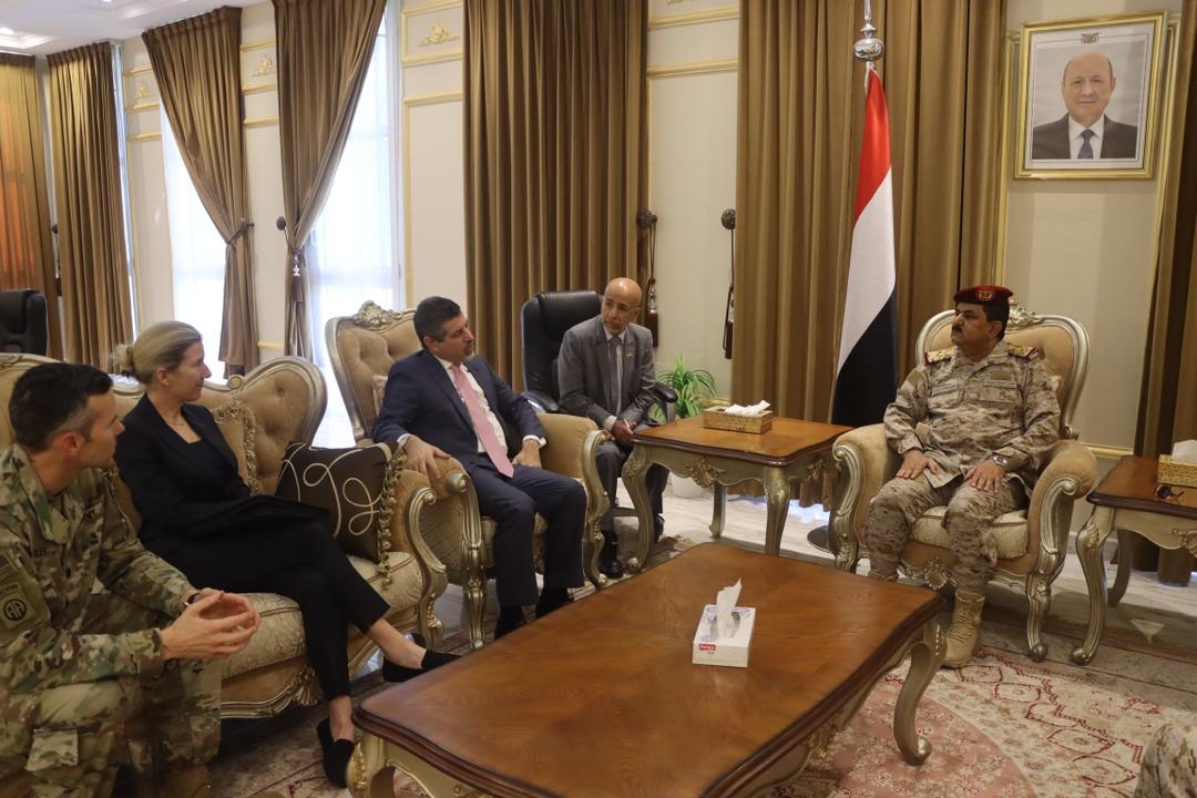 وزير الدفاع اليمني يصف هجمات الحوثيين البحرية ب”الحماقات”