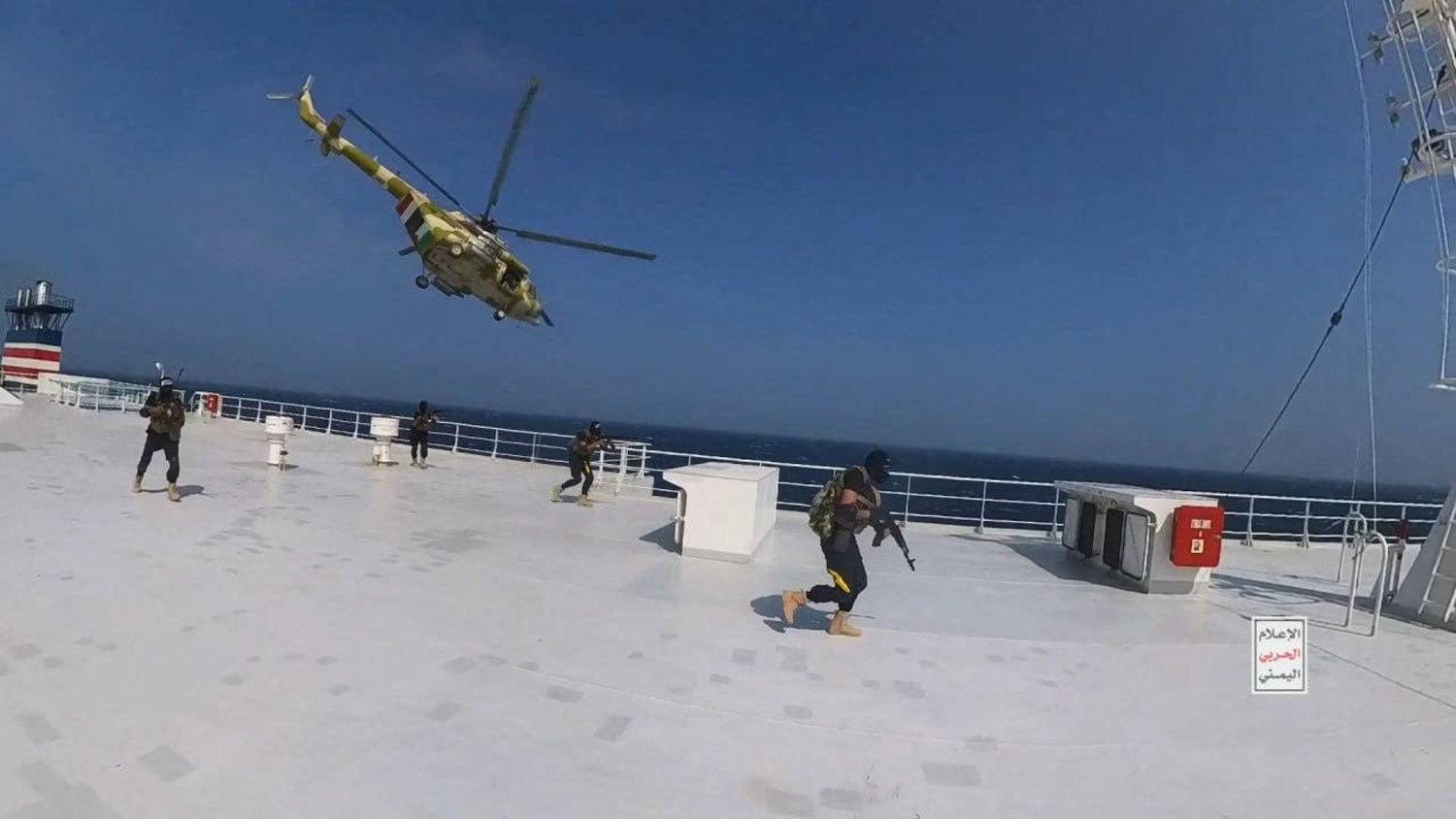 الحوثيون يتبنون الهجوم على سفينة أميركية بالبحر الأحمر