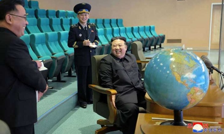 زعيم كوريا الشمالية يتفقد صورا التقطها قمر صناعي “لمناطق مستهدفة” وقواعد أمريكية