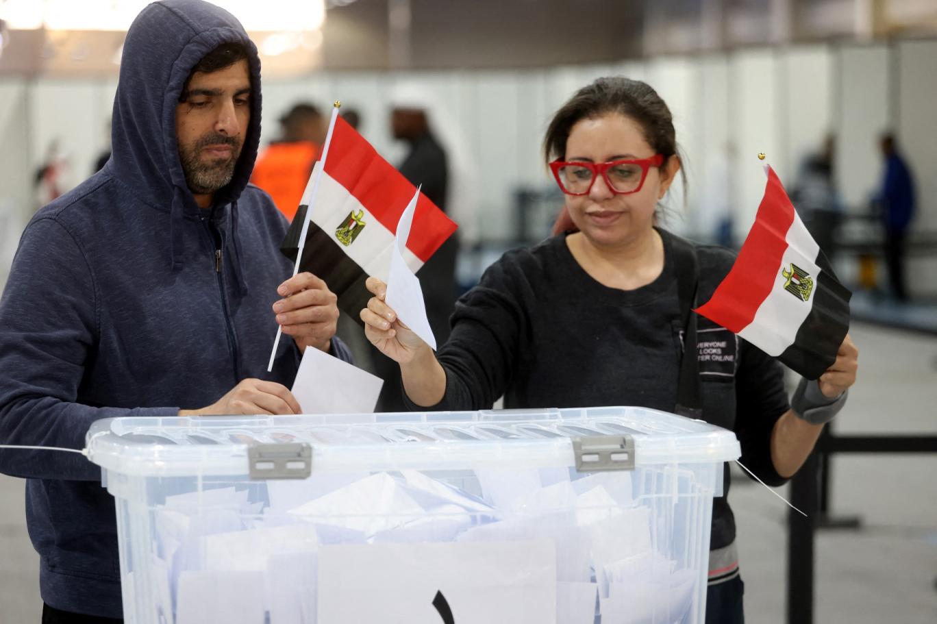 المصريون يبدأون التصويت في الانتخابات الرئاسية