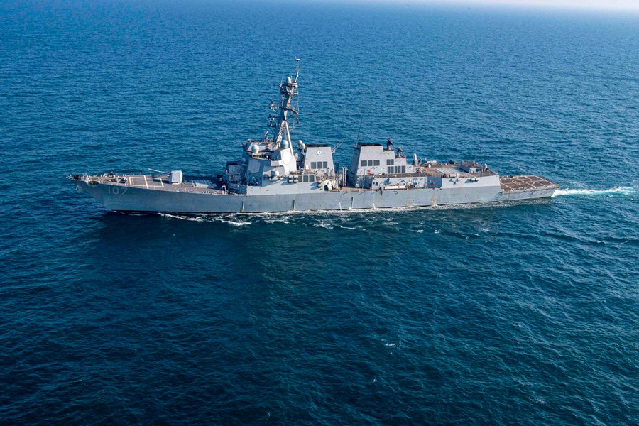 البحرية الأمريكية تقول إنها أسقطت صاروخين كان متجهين نحو سفينة حاويات في البحر الأحمر