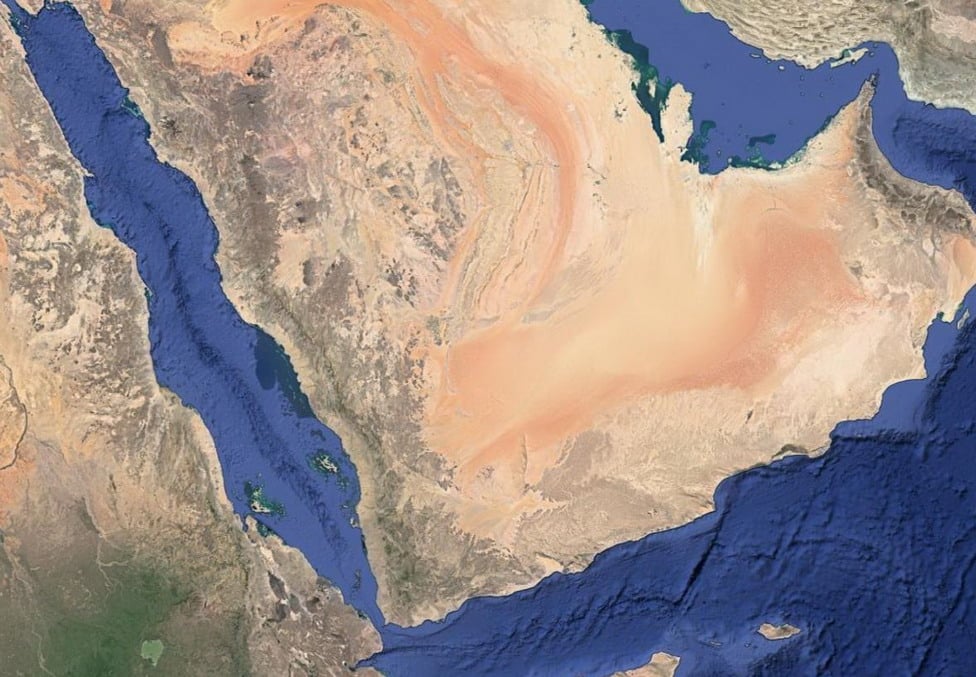 تجار اليمن قلقون من ارتدادات استهداف السفن في البحر الأحمر… وارتباك للملاحة الدولية