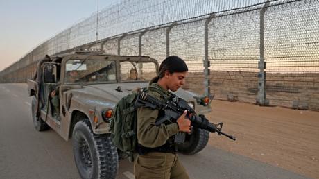 مقتل شخص وإصابة مجندة إسرائيلية خلال اشتباكات مع “مهربين” على الحدود المصرية