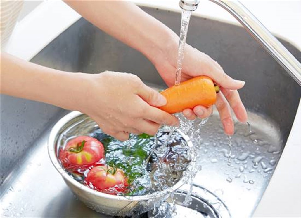 الطريقة الصحيحة لغسل الفواكه والخضروات