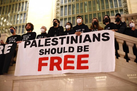 نيويورك.. توقيف متظاهرين نددوا بالحرب الإسرائيلية على غزة