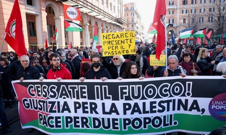 الآلاف في إيطاليا يتظاهرون من أجل الفلسطينيين رغم الحظر في يوم الهولوكوست