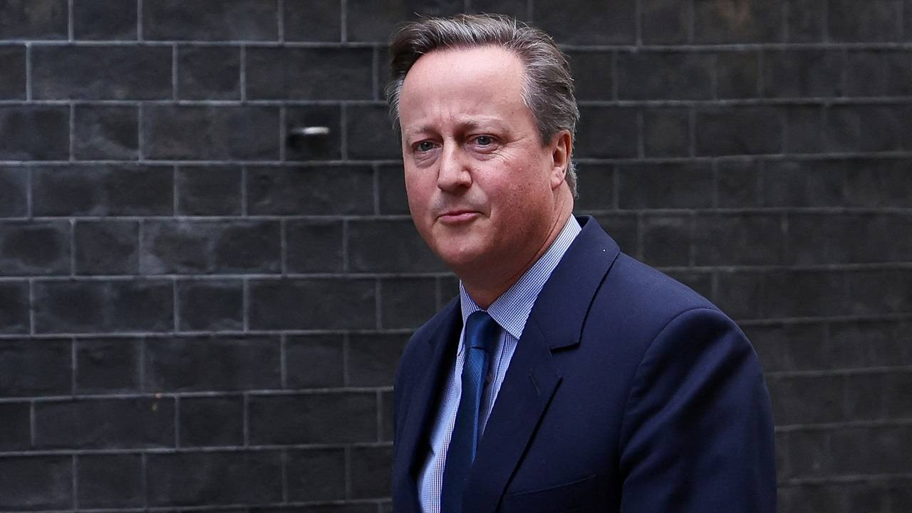 وزير الخارجية البريطاني يبرر “هجمات اليمن” ويؤكد استمرارها ويقول إنها “الملاذ الأخير”