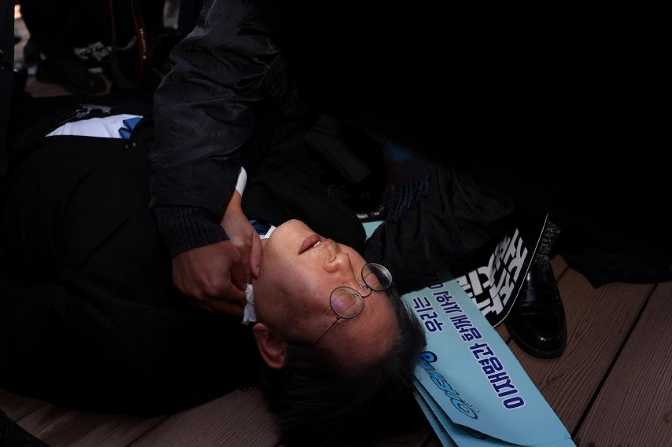 زعيم المعارضة الكورية الجنوبية يتعرض للطعن في رقبته
